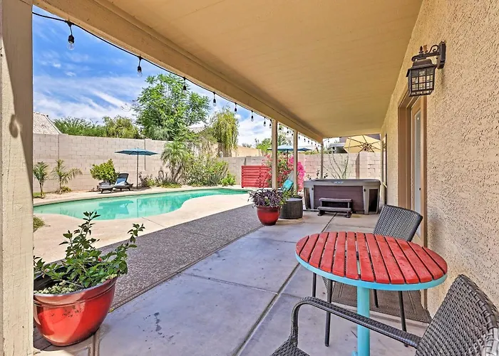 Spacious Phoenix-Area Escape With Pool And Hot Tub